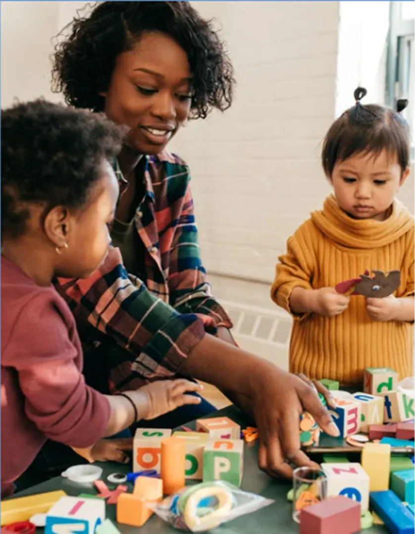 Professora interagindo com crianças